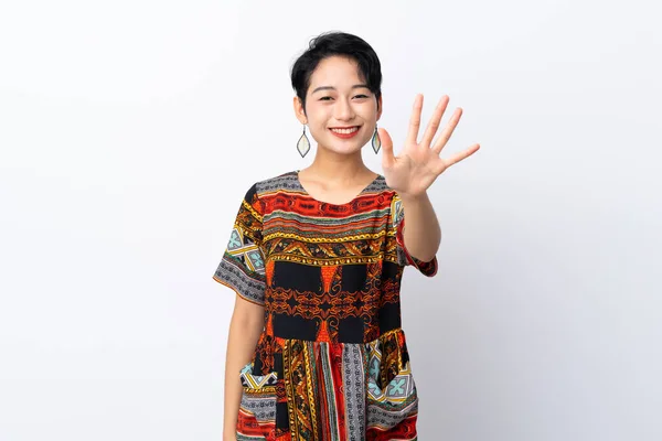 Дівчинка Азії Барвистим Одягом Білому Фоні Рахуючи Ять Пальців — стокове фото
