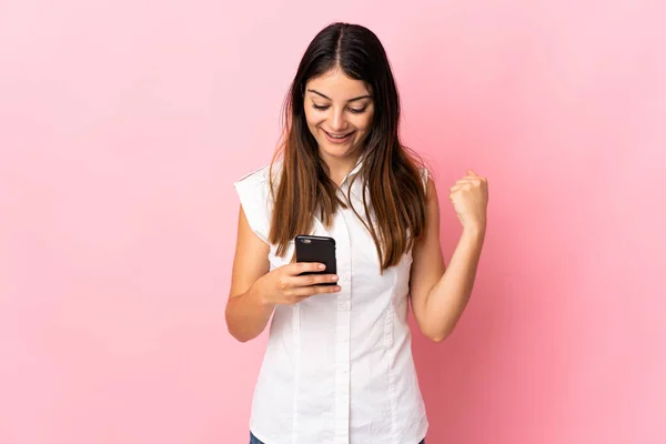 Joven Mujer Caucásica Aislada Sobre Fondo Rosa Sorprendida Enviando Mensaje —  Fotos de Stock