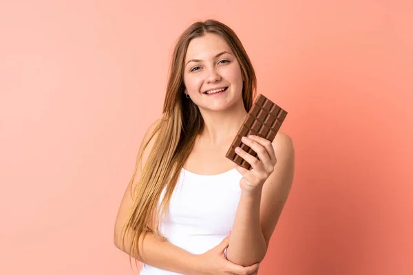 Teenager Ukrajinská Dívka Izolované Růžovém Pozadí Čokoládovou Tabletu Šťastný — Stock fotografie