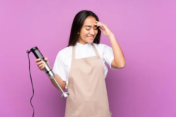 Indiase Vrouw Met Behulp Van Hand Blender Geïsoleerd Paarse Achtergrond — Stockfoto