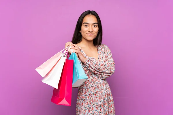 Ung Indisk Kvinna Isolerad Lila Bakgrund Håller Shoppingväskor — Stockfoto