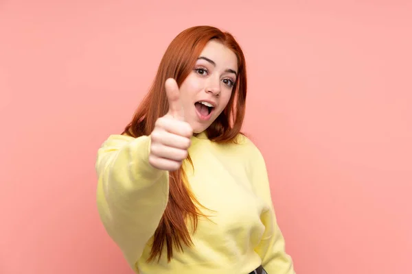 Pelirroja Adolescente Chica Sobre Aislado Rosa Fondo Con Pulgares Hacia — Foto de Stock