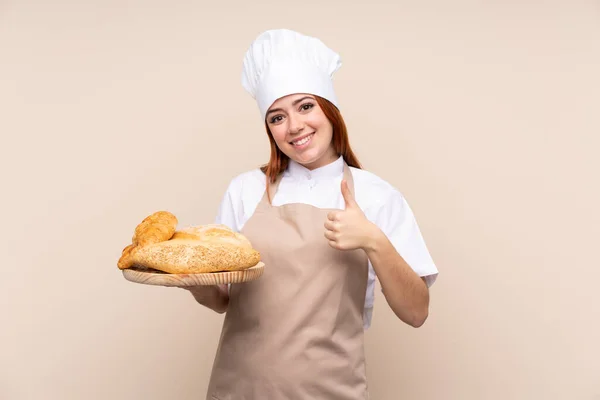 Adolescente Rousse Uniforme Chef Boulanger Femelle Tenant Une Table Avec — Photo