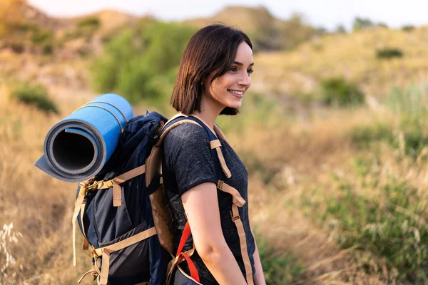 Jovem Montanhista Menina Com Uma Grande Mochila Livre — Fotografia de Stock