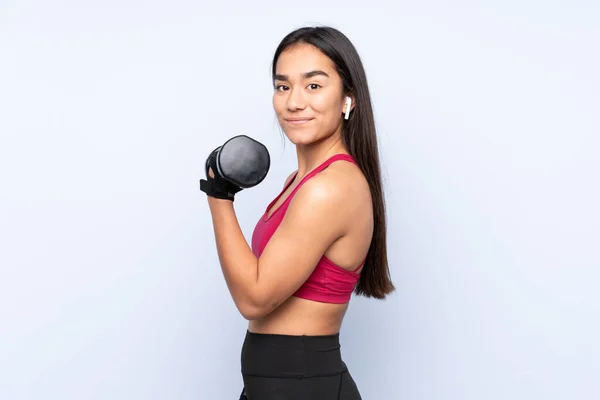 Jonge Indiase Sport Vrouw Geïsoleerd Blauwe Achtergrond Maken Gewichtheffen — Stockfoto