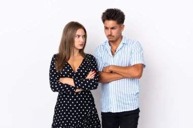 Beyaz arka planda izole edilmiş genç beyaz bir çift öfkeli bir hareketle sinirlendi.