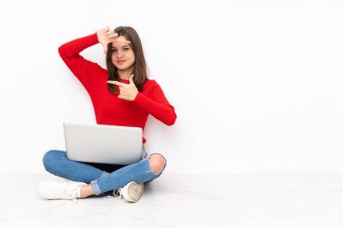 Polisle çalışan tenaager kız beyaz arka planda izole edilmiş, odaklanan yüz. Çerçeve sembolü