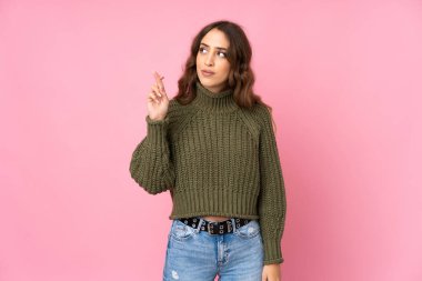 Soyutlanmış pembe bir geçmişi olan genç bir kadın, şans diliyor ve en iyisini diliyor.