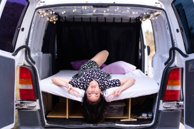 Genç, beyaz bir kadın bir karavanın içinde.