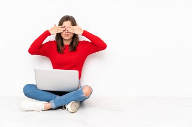 Polisle çalışan hassas kız beyaz arka planda izole edilmiş gözleri elleriyle kapatıyor