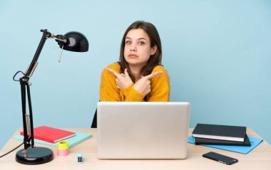 Evinde okuyan öğrenci kız mavi arka planda izole edilmiş. Yan taraftakilerin şüpheleri var.