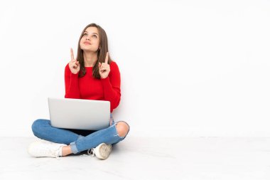 Polisle çalışan hassas kız beyaz arka planda izole edilmiş, şaşırmış ve işaret ediyor.