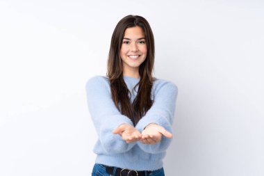 İzole edilmiş beyaz arkaplan üzerinde genç bir kız bir reklam koymak için avuç içinde hayali bir metin tutuyor.