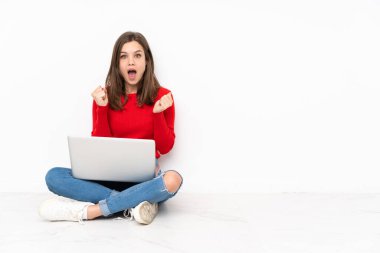 Polisle birlikte çalışan hassas kız beyaz bir arkaplanda galibiyeti kutluyor.