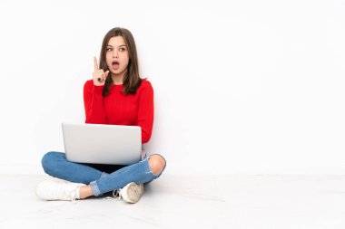 Polisle çalışan tenatif kız beyaz arka planda izole edilmiş bir şekilde parmağı yukarı çeken bir fikir düşünüyor.