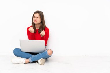 Polisle çalışan hassas kız beyaz arka planda izole edilmiş. Kötü bir durum yüzünden hayal kırıklığına uğramış.