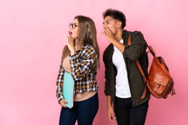 Genç çift beyaz arka planda izole edilmiş ağızları sonuna kadar açık bağırıyorlar.