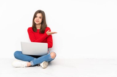 Polisle birlikte çalışan tenaager kız beyaz arkaplanda izole edilmiş bir fikir sunarken gülümsüyor