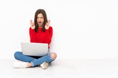 Bilgisayarla çalışan tenaager kız beyaz arkaplanda izole edilmiş ve şans diliyor