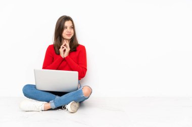 Polisle çalışan tenaager kız beyaz arkaplan entrikalarında izole edilmiş.