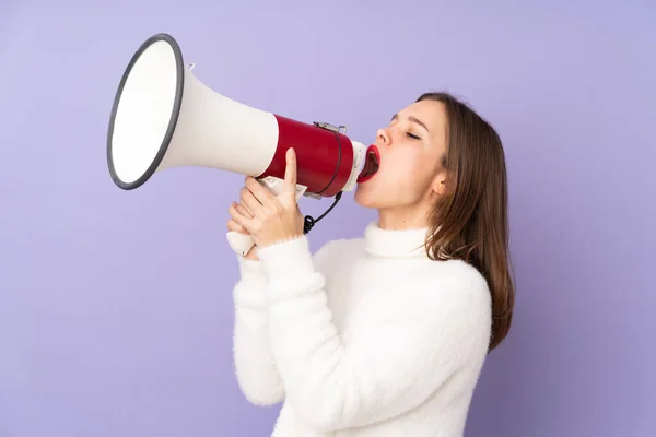 Tiener Meisje Geïsoleerd Paarse Achtergrond Schreeuwen Door Een Megafoon — Stockfoto