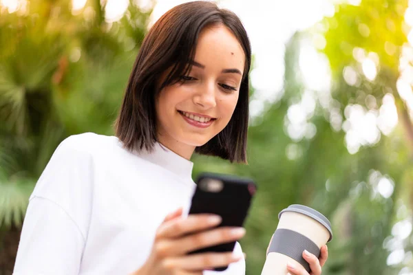 Jonge Blanke Vrouw Met Behulp Van Een Telefoon Buitenlucht — Stockfoto