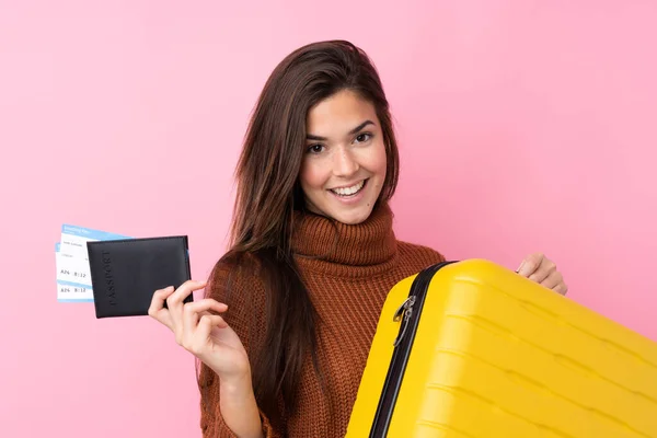 Menina Adolescente Sobre Fundo Rosa Isolado Férias Com Mala Passaporte — Fotografia de Stock