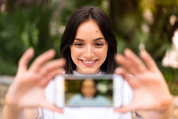 Joven Mujer Caucásica Haciendo Una Selfie Aire Libre —  Fotos de Stock