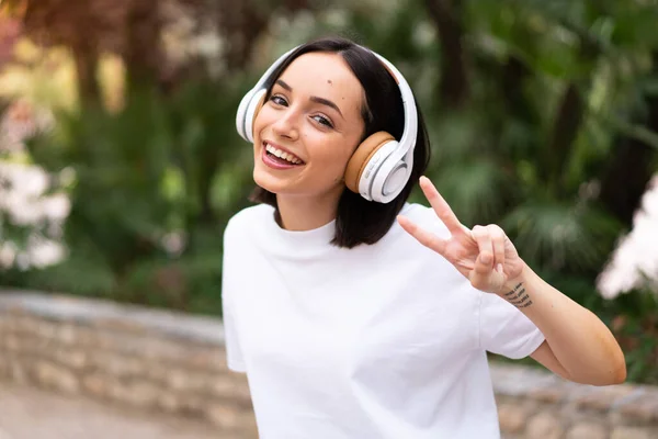 Mujer Joven Escuchando Música Aire Libre —  Fotos de Stock