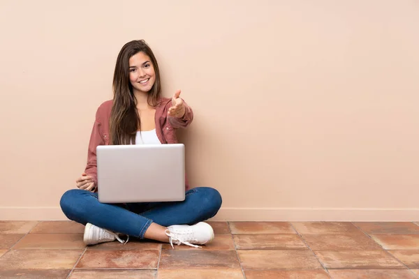 Adolescente Estudiante Chica Sentada Suelo Con Ordenador Portátil Estrechando Las — Foto de Stock