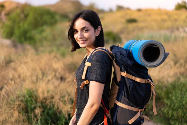 Joven Montañista Chica Con Una Gran Mochila Aire Libre —  Fotos de Stock