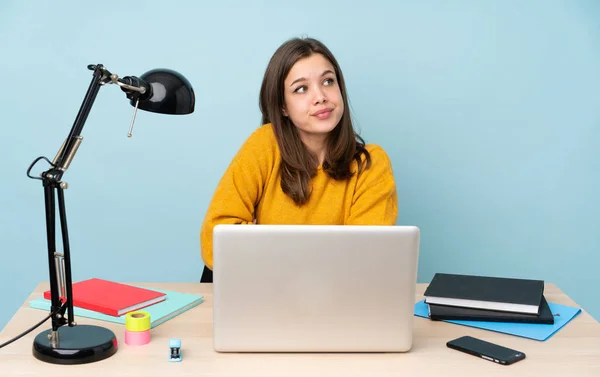 Studentin Studiert Ihrem Haus Isoliert Auf Blauem Hintergrund Und Macht — Stockfoto