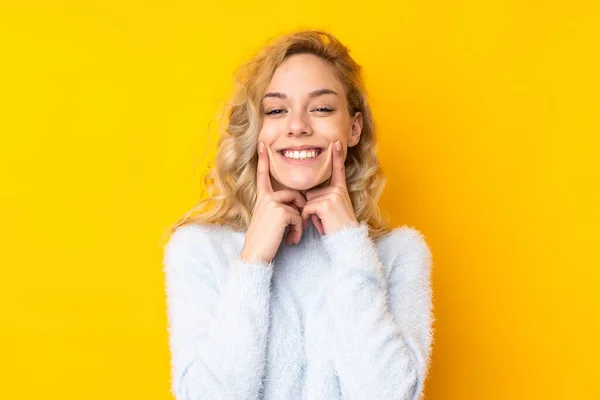 Jovem Loira Isolada Fundo Amarelo Sorrindo Com Uma Expressão Feliz — Fotografia de Stock