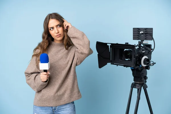 Reporter Młoda Kobieta Trzyma Mikrofon Raportowanie Wiadomości Mających Wątpliwości Mylącym — Zdjęcie stockowe