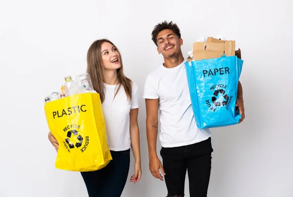 Casal Jovem Segurando Saco Cheio Plástico Papel Isolado Fundo Branco — Fotografia de Stock