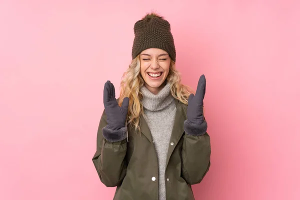 Ung Flicka Med Vinter Hatt Isolerad Rosa Bakgrund Skrattar — Stockfoto