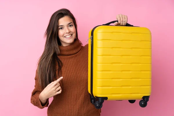 Adolescente Chica Sobre Aislado Rosa Fondo Vacaciones Con Viaje Maleta — Foto de Stock