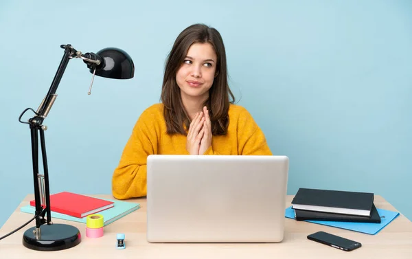 Studentin Studiert Ihrem Haus Isoliert Auf Blauem Hintergrund Intrigen Etwas — Stockfoto