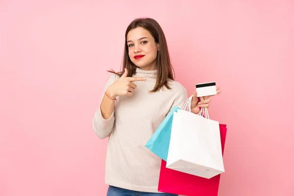 Adolescente Chica Aislado Rosa Fondo Sosteniendo Bolsas Compras Una Tarjeta — Foto de Stock