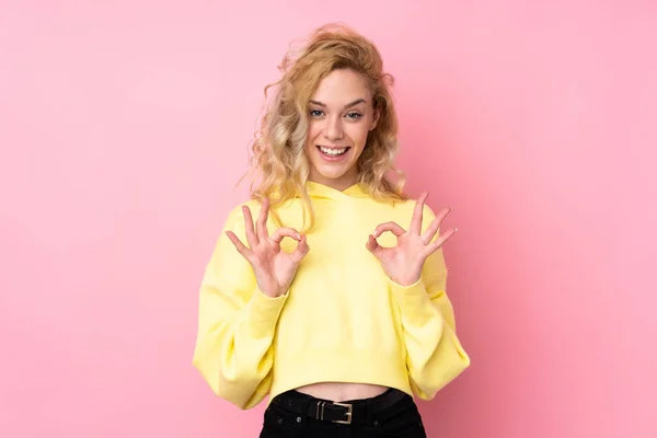 Jovem Loira Vestindo Uma Camisola Isolada Fundo Rosa Mostrando Sinal — Fotografia de Stock