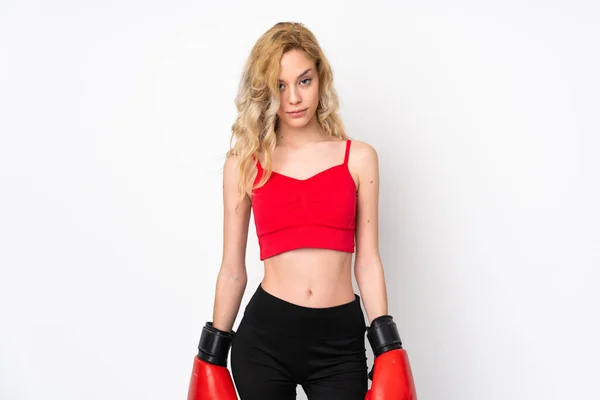 Mujer Rubia Joven Aislada Sobre Fondo Blanco Con Guantes Boxeo —  Fotos de Stock