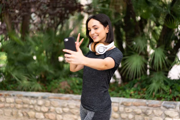 Joven Deporte Caucásico Mujer Haciendo Selfie Aire Libre Parque — Foto de Stock