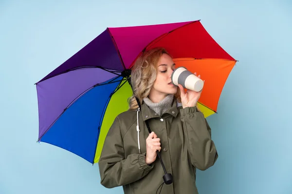 Femme Tenant Parapluie Isolé Sur Fond Bleu — Photo