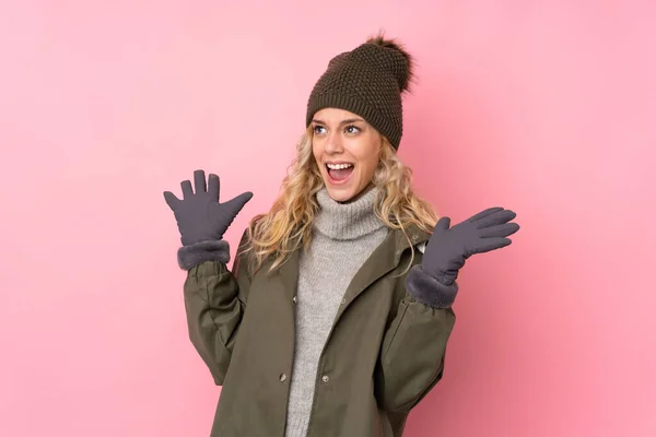 Menina Com Chapéu Inverno Isolado Fundo Rosa Com Expressão Facial — Fotografia de Stock