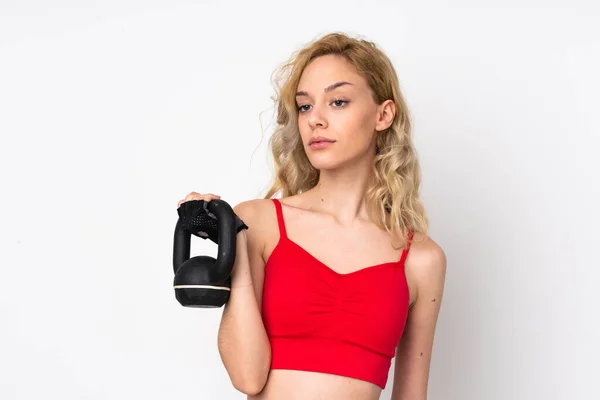 Jong Blond Vrouw Geïsoleerd Witte Achtergrond Maken Gewichtheffen Met Kettlebell — Stockfoto