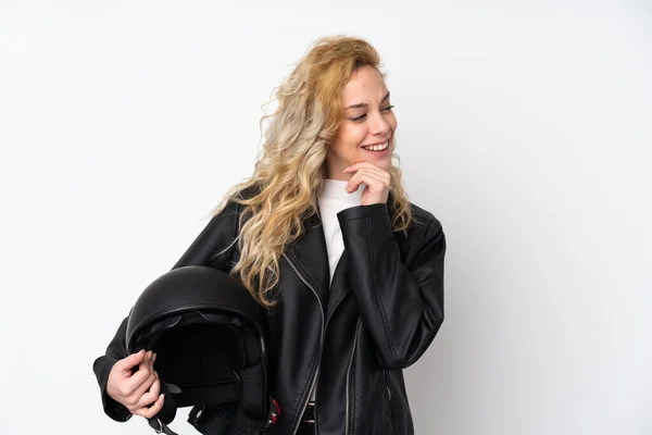 若いですブロンド女性とともにオートバイヘルメット隔離上の白い背景考え方と見て側 — ストック写真