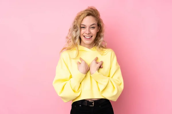 Giovane Donna Bionda Indossa Una Felpa Isolata Sfondo Rosa Con — Foto Stock