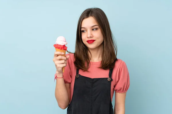 Tini Lány Kezében Egy Cornet Fagylalt Elszigetelt Kék Háttér Boldog — Stock Fotó