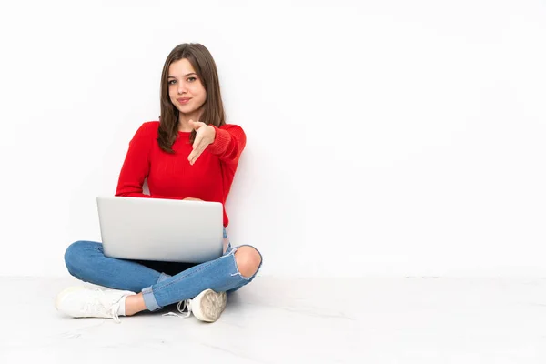 Tenaager Mädchen Das Mit Isoliert Auf Weißem Hintergrund Arbeitet Schüttelt — Stockfoto