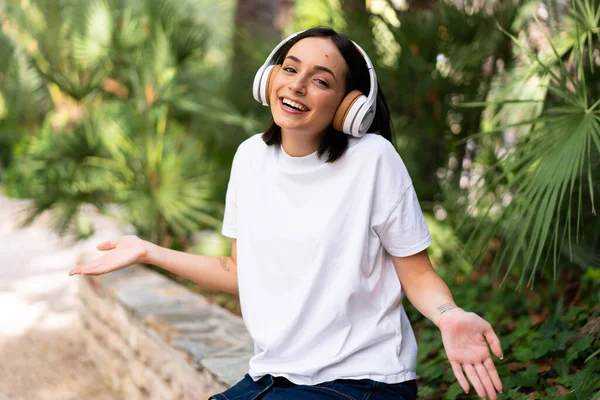 Mujer Joven Caucásica Con Auriculares Aire Libre Sonriendo —  Fotos de Stock